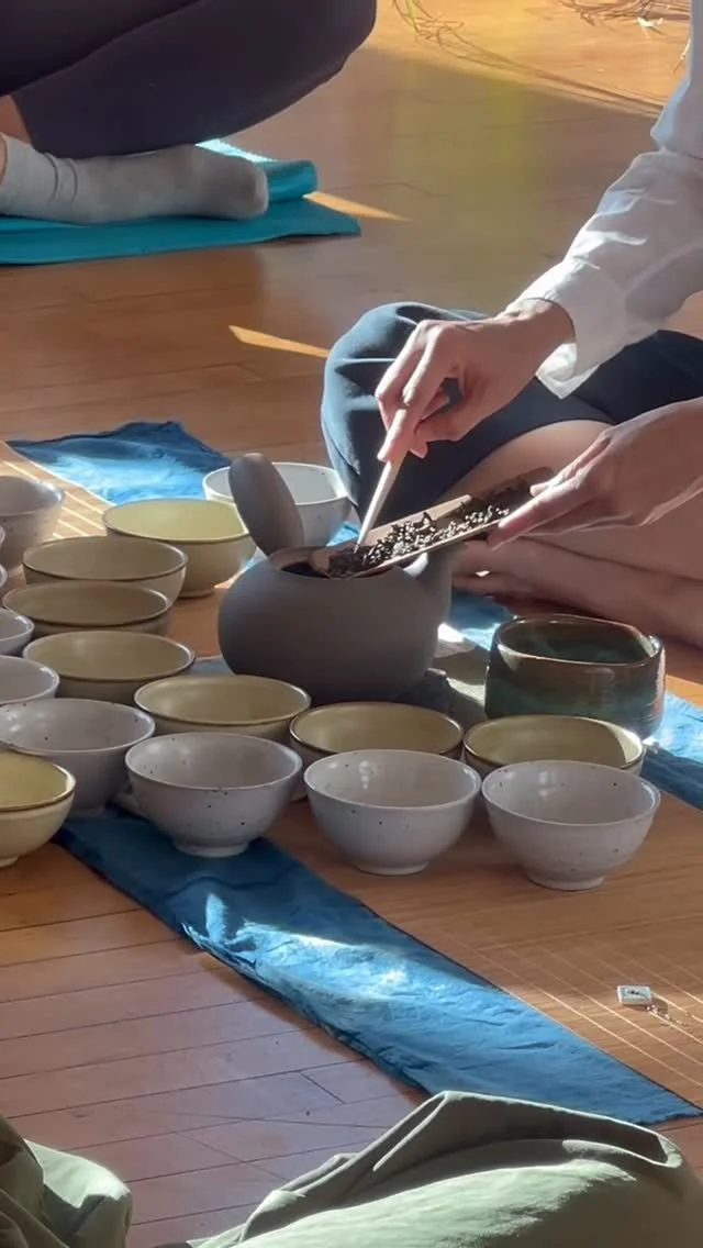 A lil Tea ASMR for your listening enjoyment🤍
.
.
On another note: The type of tea I choose to drink and share depends on so many factors: season, time of day, the type of energy I want to cultivate, who I’m drinking tea with, inspiration from my tea ware….

This Sunday, we’ll have a different set up for tea for our tea ceremony-so don’t miss it!!☺️

Next series of Tea and Tango is THIS 🕊️Sun April 12th, 2-5pm @pieterperformancespace

We look forward to seeing you there!🤗

#teaceremony #chadao #teaandtango #tcm #eastasianmedicine