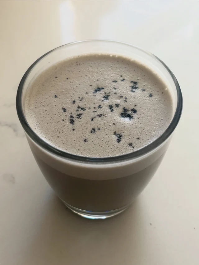 Black Sesame Latte🖤🖤🖤

Black Sesame is well known for its high nutritional value in calcium and antioxidant rich properties. In Chinese medicine, it is a revered food herb known for its anti-aging properties ( combating oxidative stress & free radical damage) & supporting kidney jing, yin, and blood. It is known to reverse greying hair, hydrates & lubricates both skin and intestines, and replenishes the essence and blood for those experiencing exhaustion on a deep level. 

It’s quite easy to incorporate into foods and drinks and taste yummy too. I love adding it to my morning breakfast porridge or as a warm latte to enjoy during the day. 

This morning I had to with fresh homemade pumpkin seed milk!!

🖤Sesame Paste:

1) Simply grind up black sesame and add to a small mason jar

2) Option to mix in honey or additional oils to the mix.

🖤Black Sesame Latte:

1) Add choice of milk to a saucer along with 1-2 tbs of black sesame paste, a little sweetener of choice.

2) Bring to a boil, and blend for that frothy latte feel.

3) Voila! That’s it. Enjoy! 🖤